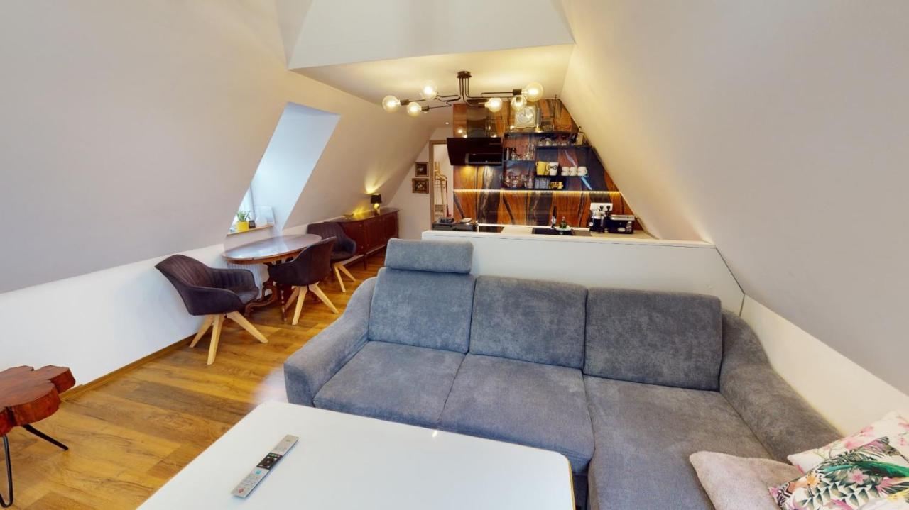 Apartman Atelier Vary V Nove Zrekonstruovanem Dome Karlovy Vary Bagian luar foto